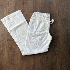 Size medium white ROXY linen pants with drawstring.